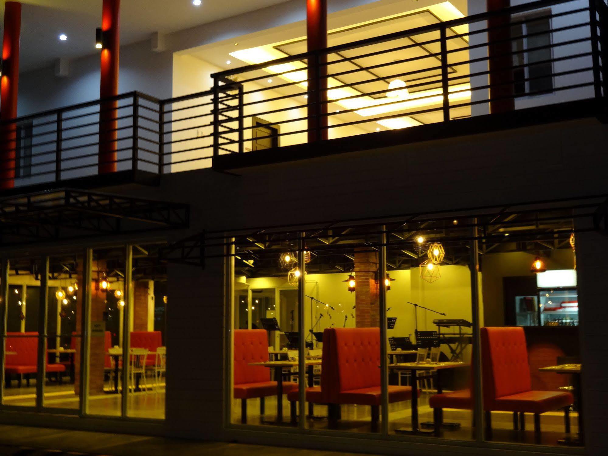 Capital O 642 The Junction Tagaytay Hotell Tagaytay City Exteriör bild