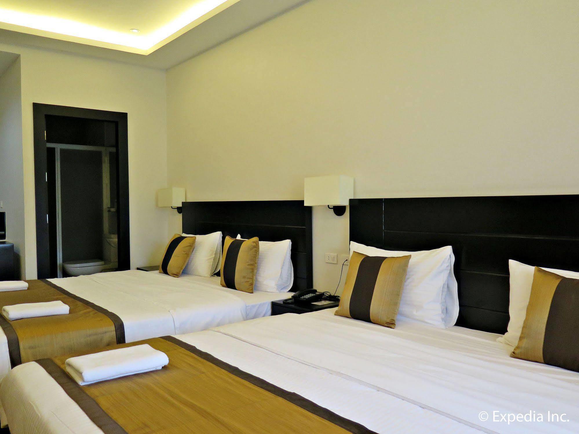 Capital O 642 The Junction Tagaytay Hotell Tagaytay City Exteriör bild
