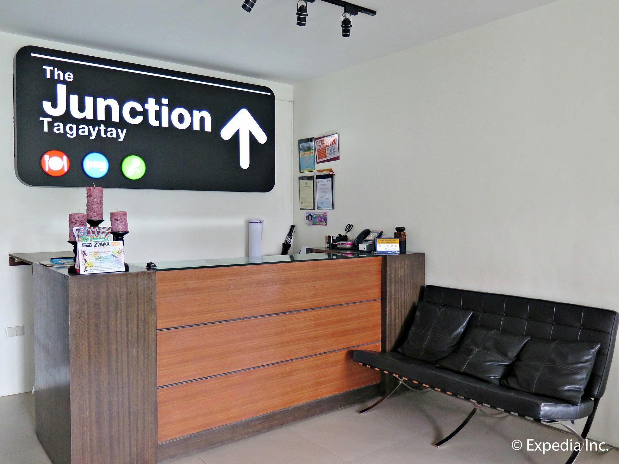 Capital O 642 The Junction Tagaytay Hotell Tagaytay City Exteriör bild
