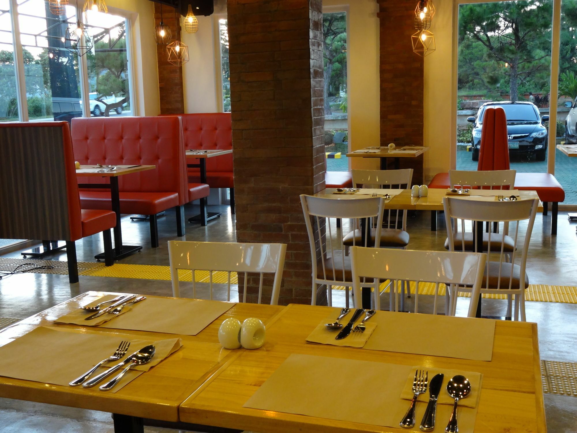 Capital O 642 The Junction Tagaytay Hotell Tagaytay City Exteriör bild